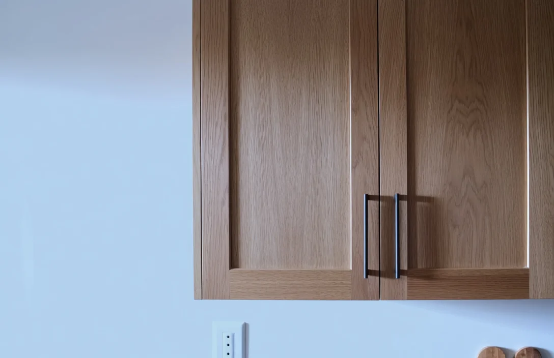 How to Update Oak Kitchen Cabinets for a Modern Look - how to update oak kitchen cabinets​